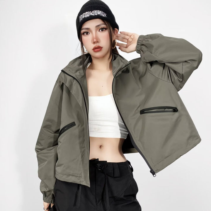 Damen Cropped Regenjacke mit Kapuze, wasserabweisender Tech‑Qualität und schrägen Reißverschlusstaschen Echo Archiv