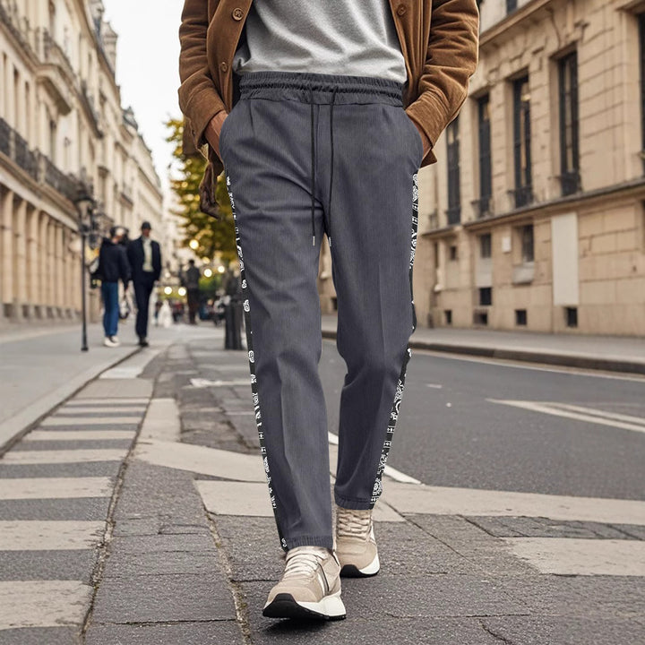 Herren sportliche Jogginghose mit seitlichen Druckmotiven Echoarchiv