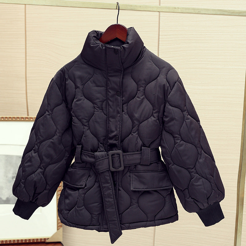 Damen nan gesteppte Taillierte Steppjacke mit Wickelgürtel, Stehkragen und Pattentaschen Echo Archiv