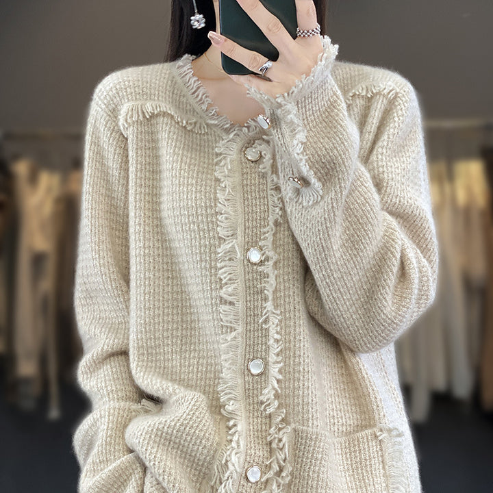 Damen Strickcardigan mit Fransenblende, Perlmuttknopfleiste und aufgesetzten Taschen Echoarchiv