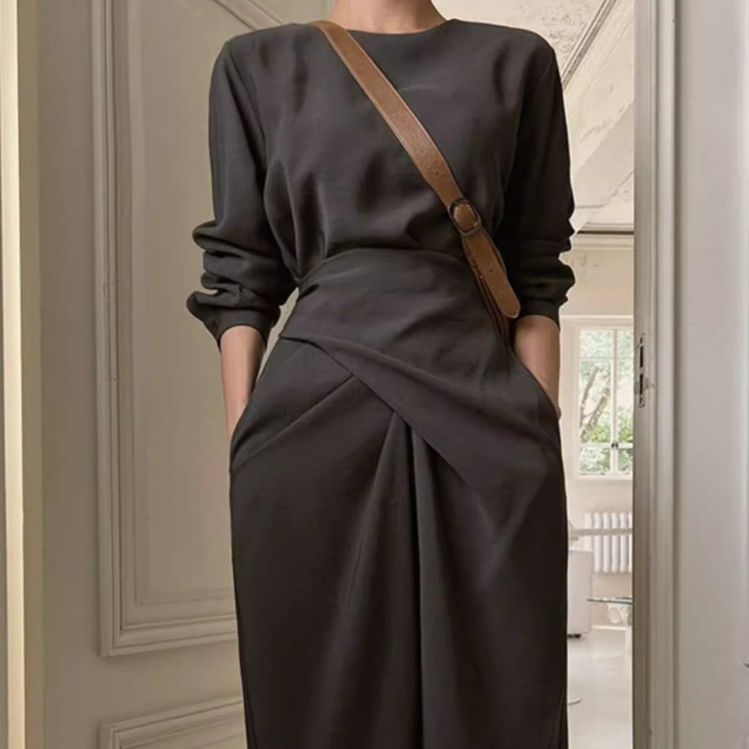 Damen Modernes Longkleid mit überlappender Taillenpasse, verdeckten Eingrifftaschen und kastiger Silhouette – Valéora