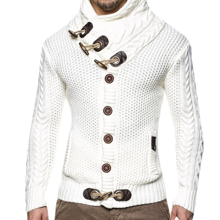 Herren Grobstrickpullover mit asymmetrischem Kragen und dekorativen Knöpfen Echoarchiv