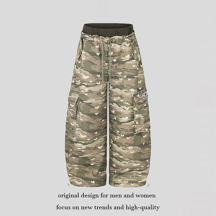 Damen Weite Cargo-Hose mit Herzen-Camouflage, Tunnelzugbund und großzügigen Taschen Echoarchiv