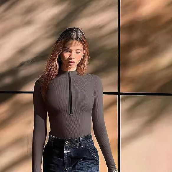 Damen Enganliegendes Rippstrick-Longsleeve mit Halbzip und Stehkragen Echoarchiv