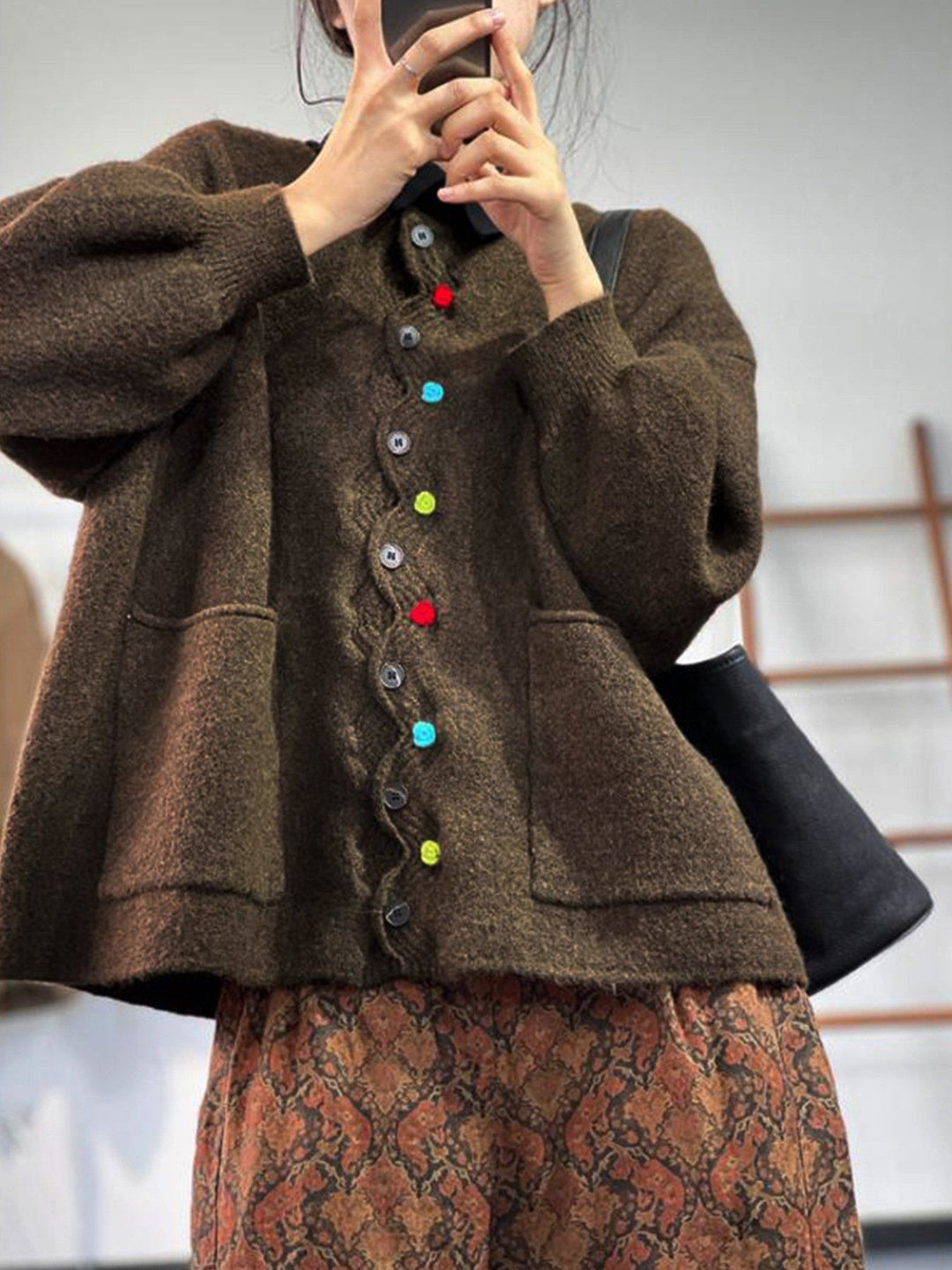 Damen Oversized Strickcardigan mit Zierknopfleiste und aufgesetzten Taschen – Veloura