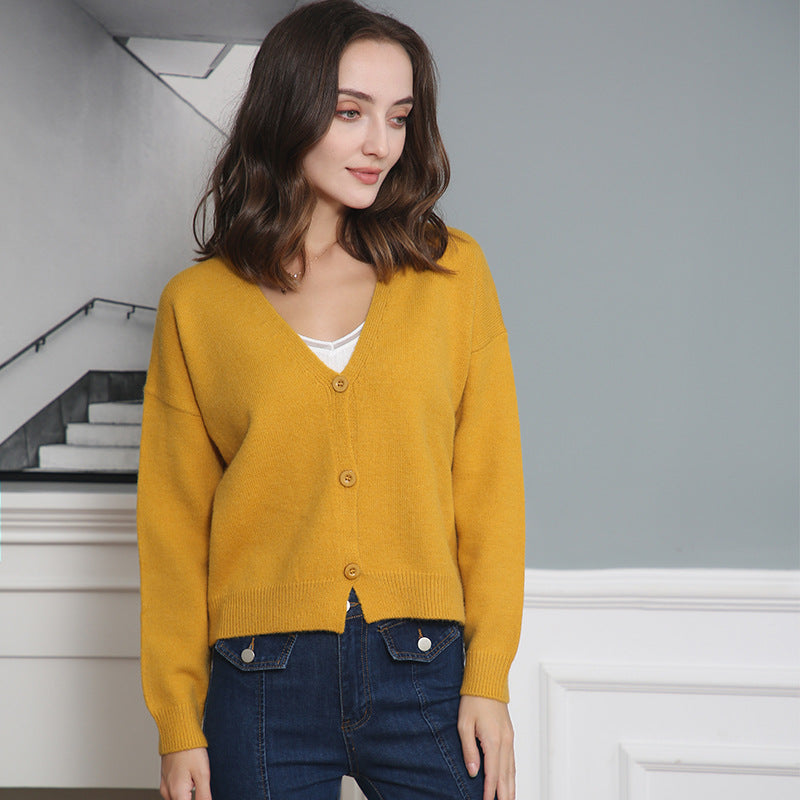 Damen Strickjacke mit V-Ausschnitt und Knopfdetails Echoarchiv