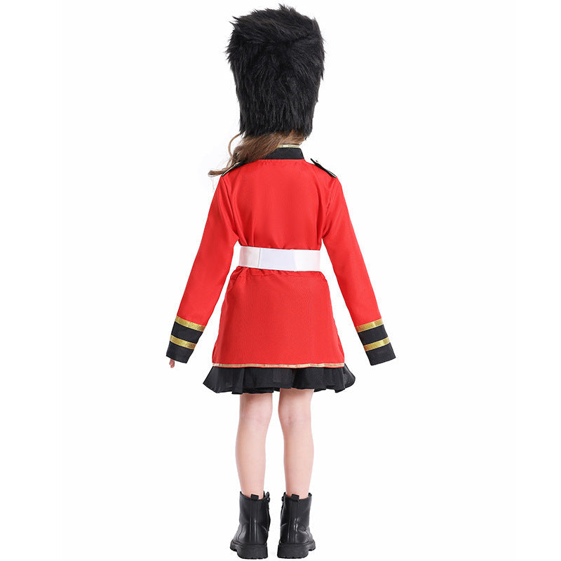 Mädchen Kostüm als königlicher Wachen mit detailreichem Jacke und Hut Echo Archiv