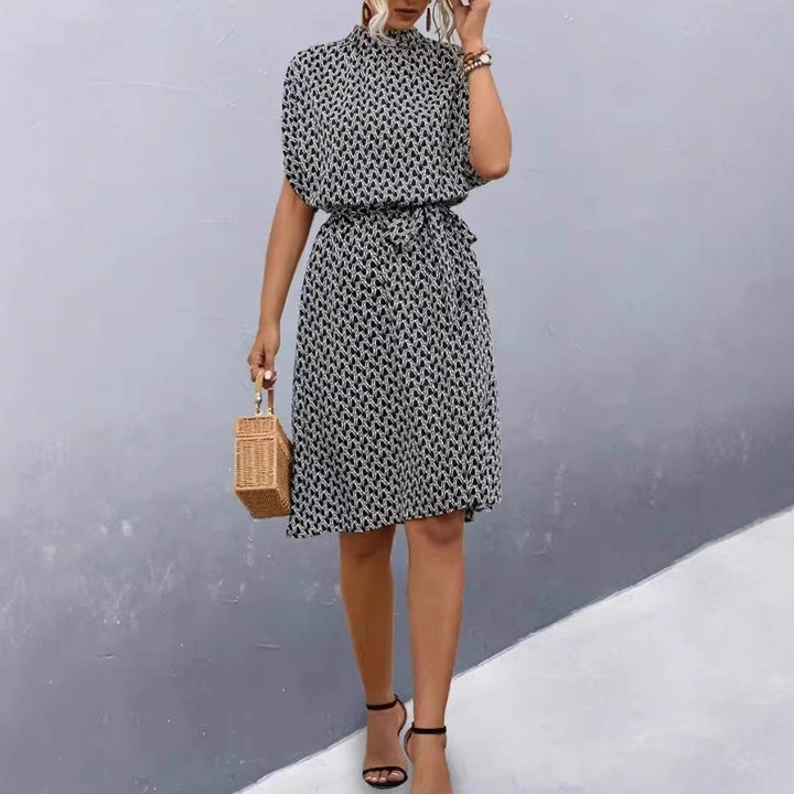 Damen Midikleid mit elegantem Bindegürtel und modischem Stehkragen Echo Archiv