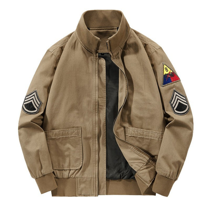 Herren nan militärisch inspirierte Bomberjacke mit aufgesetzten Patches, verdecktem Reißverschluss und elastischen Bündchen Echo Archiv