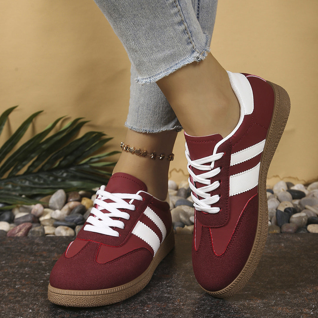 Damen Retro-Sneaker mit Wildleder-Optik, Gumsohle und kontrastierenden Streifen – Névara