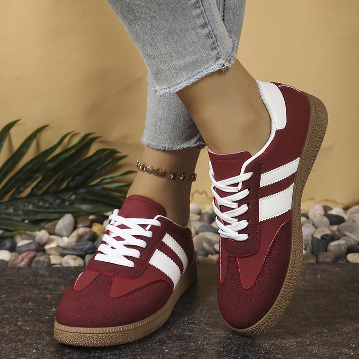 Damen Retro-Sneaker mit Wildleder-Optik, Gumsohle und kontrastierenden Streifen – Névara