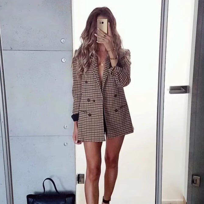Damen taillierter Longblazer im Doppelreiher mit Reverskragen und Pattentaschen – Valéne