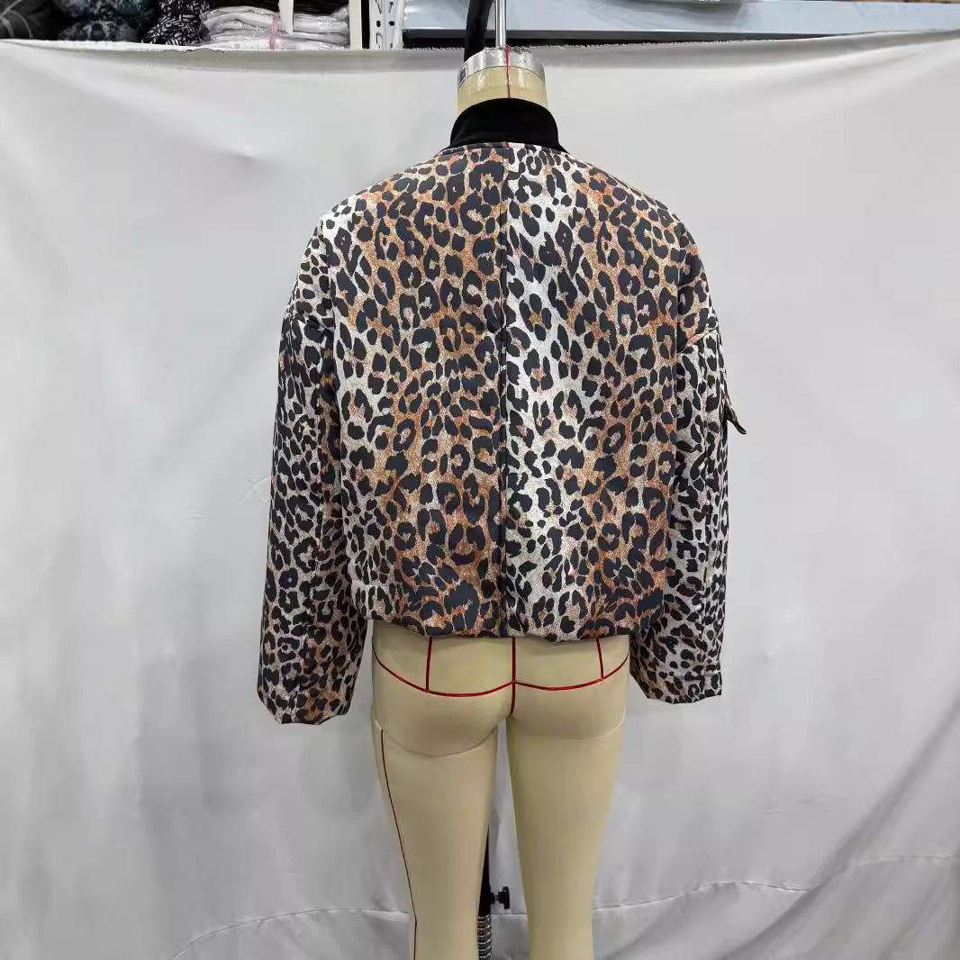 Damen wattierte Cropped-Bomberjacke mit Leo-Alloverprint, Reißverschluss, Utility-Ärmel und Rippenkragen – Avenza