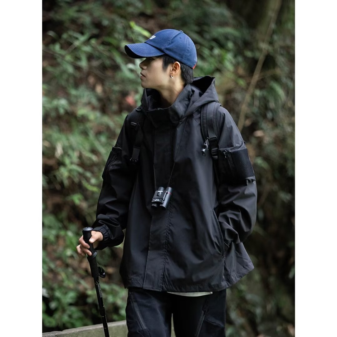 Herren technische Multifunktionsjacke mit praktischen Taschen und verstellbarem Kapuzenbund Echoarchiv