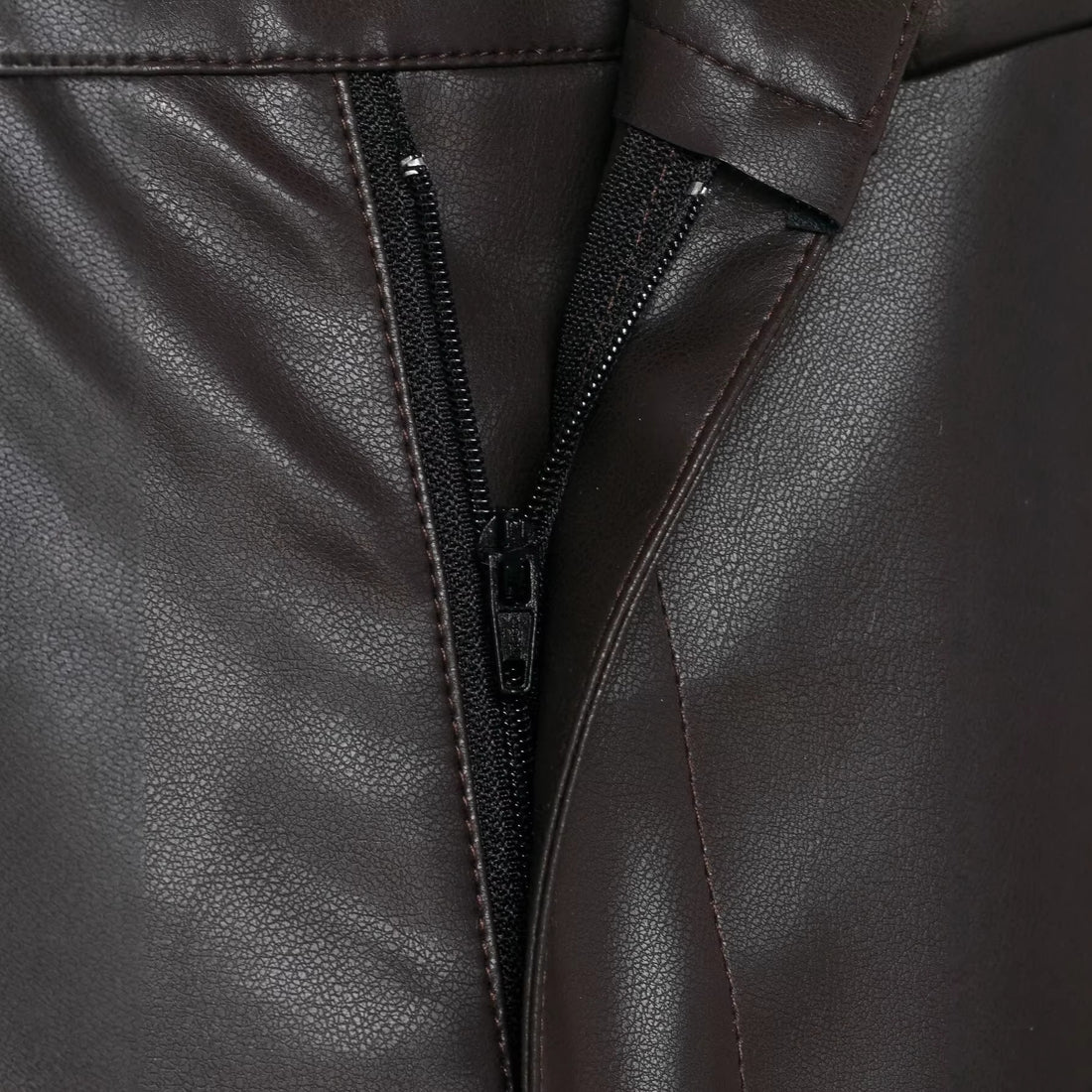 Damen Hochtaillierte Kunstlederhose mit weiter tapered Passform Echoarchiv