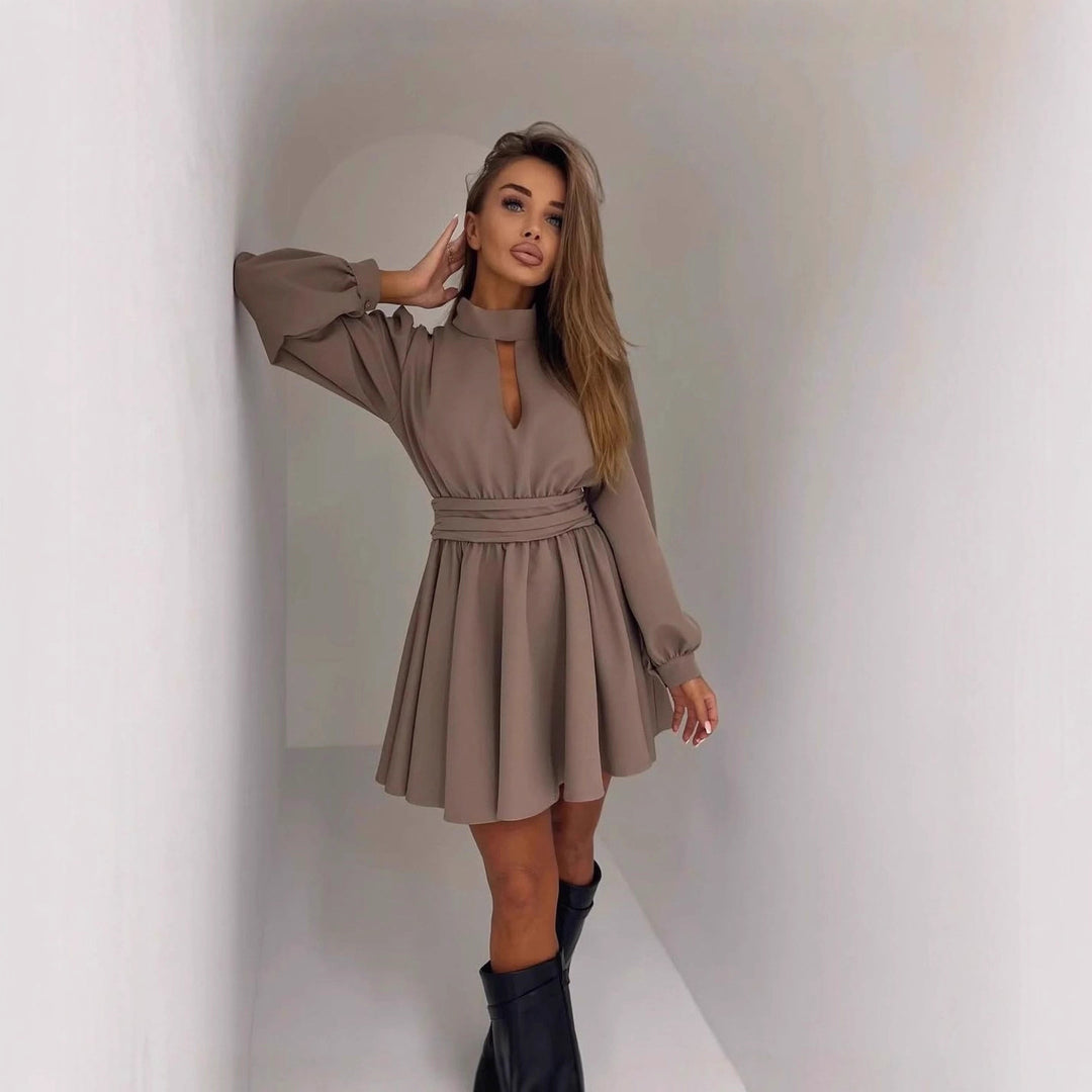 Damen Elegantes Kurzkleid mit Stehkragen, Cut-Out, weitem Glockenrock und Taillenschärpe Echoarchiv