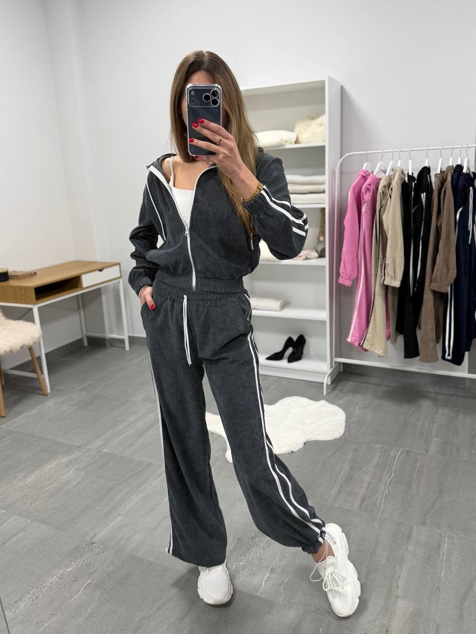 Damen Cord-Jogginganzug mit Kapuze, seitlichen Kontraststreifen, Tunnelzug und elastischen Saumbündchen – Avérine
