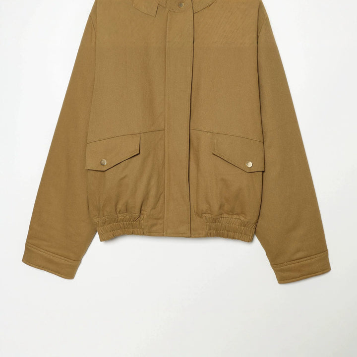 Damen leichte Fieldjacke aus Baumwollmix mit verdeckter Druckknopfleiste, Hemdkragen und elastischem Saum – Célinea