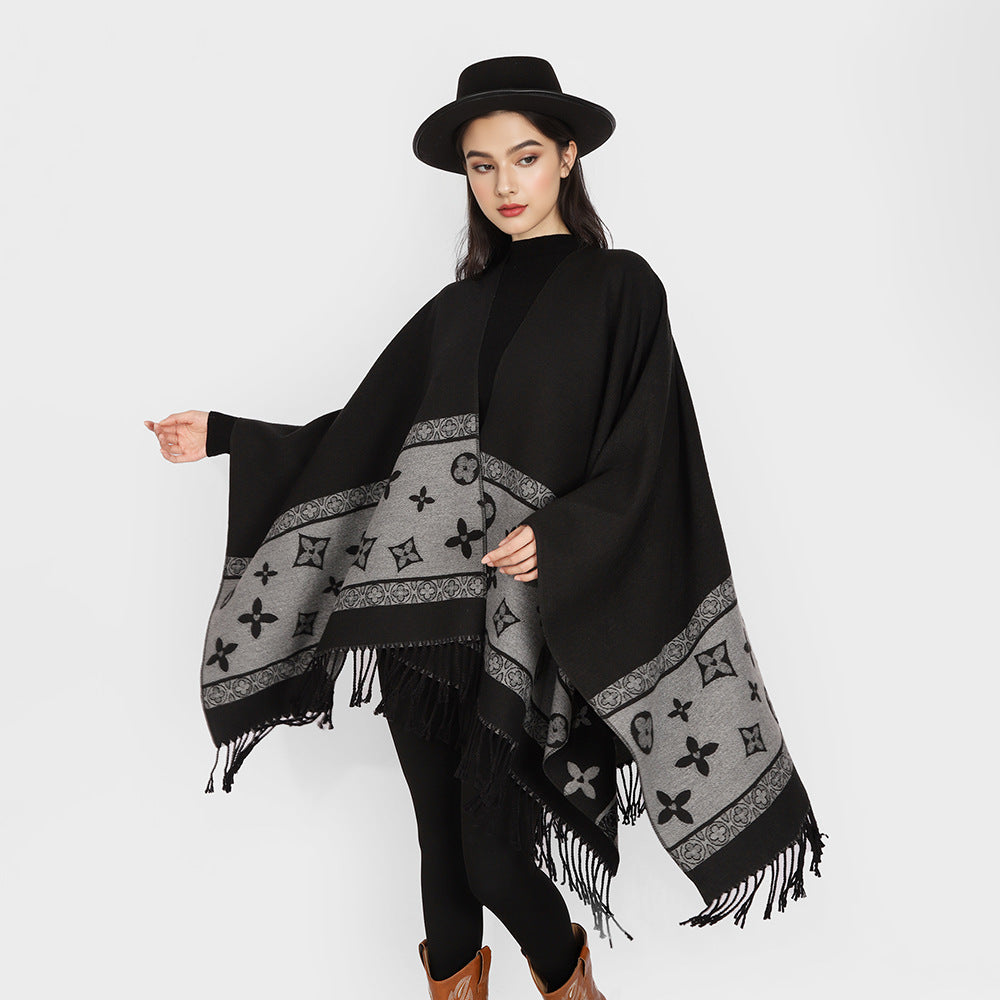 Damen Fransen-Capeponcho im Jacquard-Wollmix mit asymmetrischem Zipfelsaum Echo Archiv