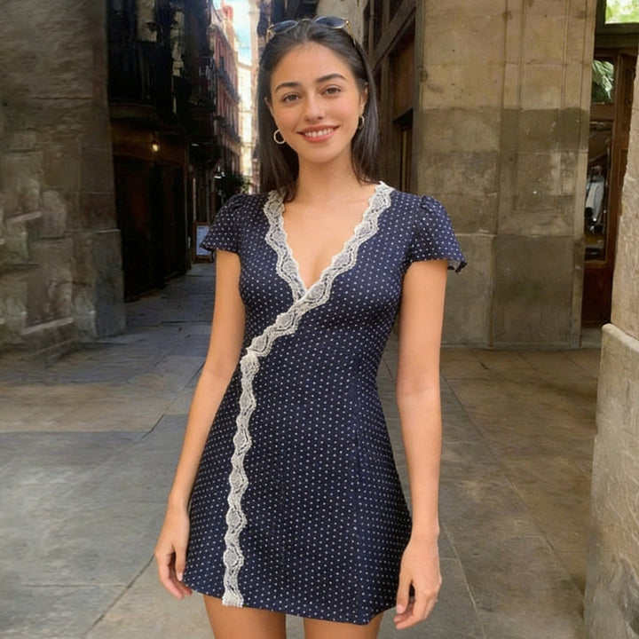 Damen Verspieltes Wickelkleid mit eleganten Spitzeinsätzen Echo Archiv