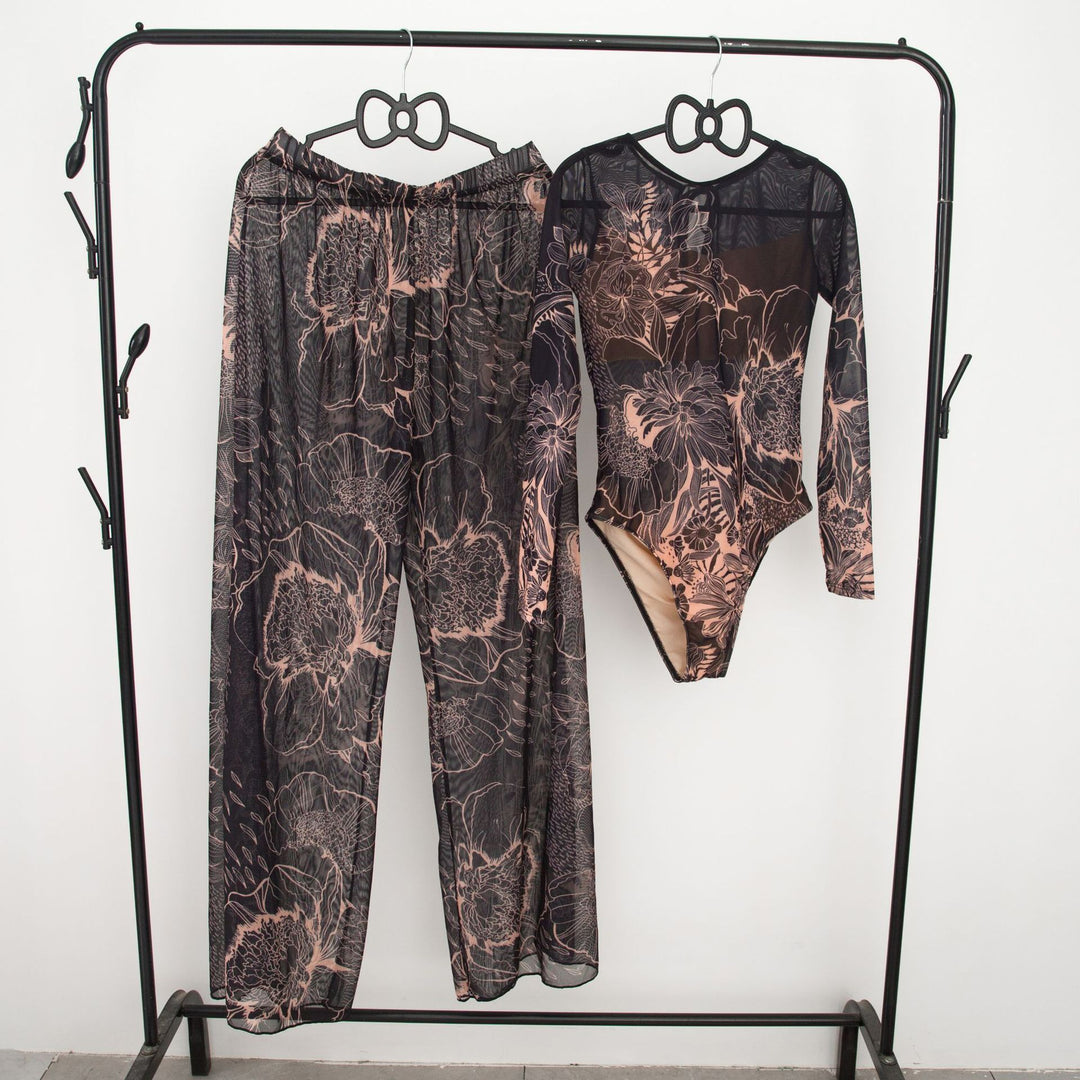 Damen modisches Badeoutfit mit langärmeligen Oberteil und lässigen Pants Echo Archiv
