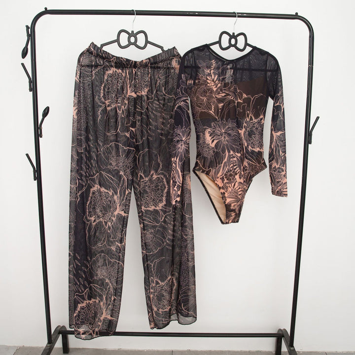 Damen modisches Badeoutfit mit langärmeligen Oberteil und lässigen Pants Echo Archiv