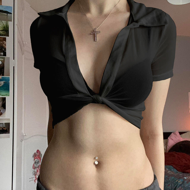 Damen Moderne cropped Bluse mit tiefem V-Ausschnitt und verspieltem Knoten Echo Archiv