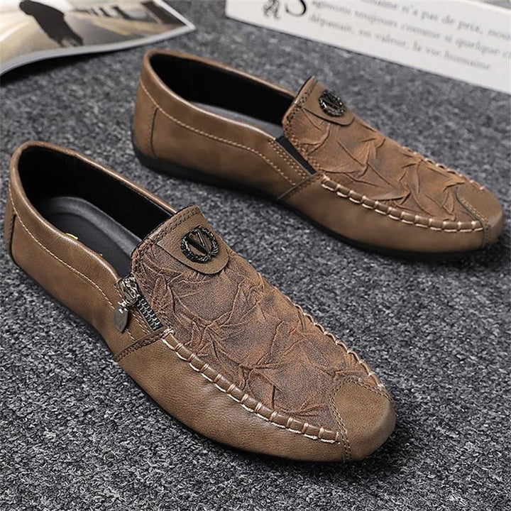Herren elegante Lederoptik Slipper mit Zierreißverschluss, handgenähter Mokassinnaht und flexibler Komfortsohle Echo Archiv