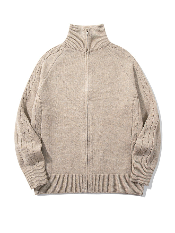 Herren Grobstrick‑Zipjacke mit Funnelkragen, Raglanärmeln und Zopfmuster Echoarchiv