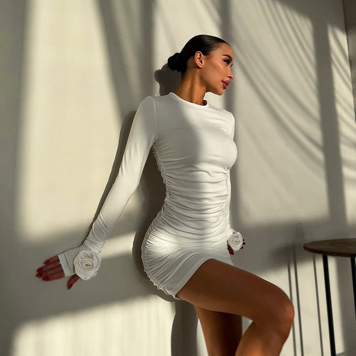 Damen Enganliegendes gerafftes Minikleid mit langen Ärmeln und Rosenapplikation – Élara