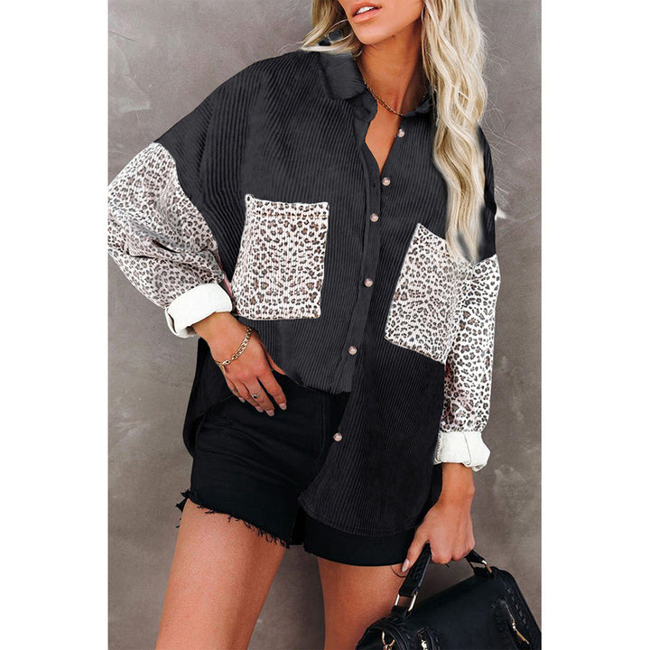 Damen Oversize-Cordhemd mit durchgehender Knopfleiste, Leo-Kontrastärmeln und aufgesetzten Taschen – Maréline