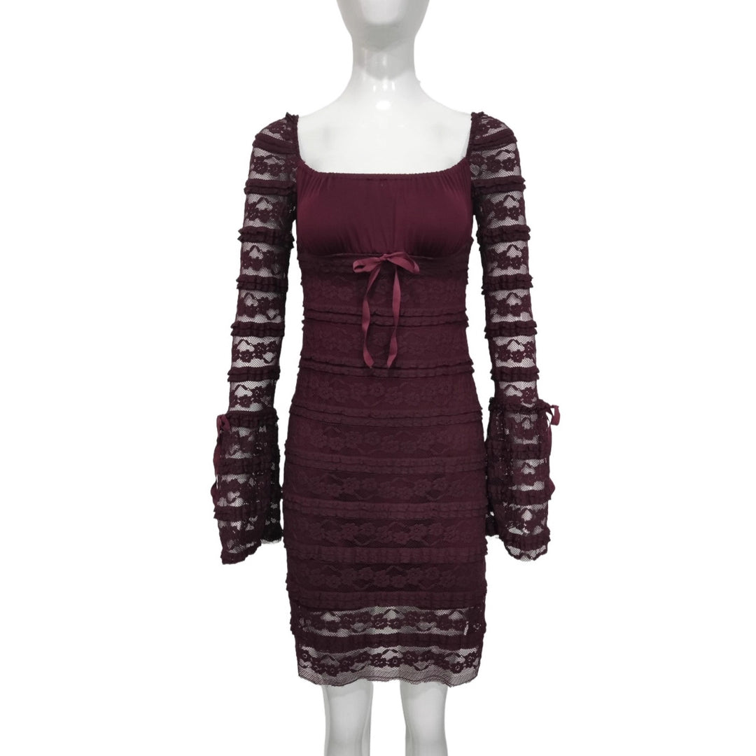 Damen Enganliegendes Spitzen-Minikleid mit Carmenausschnitt, Rüschenlagen & Trompetenärmeln – Élara
