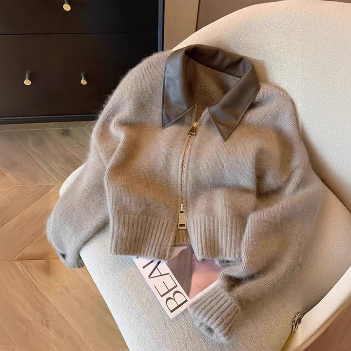 Damen kurz geschnittener Strickblouson mit Kunstlederkragen und goldfarbenem Metallreißverschluss – Célinea