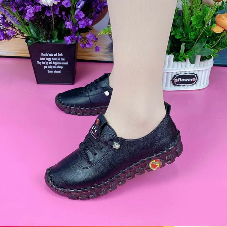 Damen Flexible Lederoptik-Sneaker mit handgenähter Kontrastnaht und profilierter Gummilaufsohle – Névara
