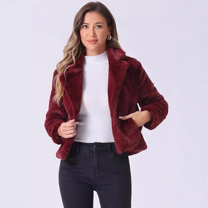 Damen Kurzblouson aus samtigem Faux‑Fur mit fallendem Revers und figurfreundlichem Cropped‑Schnitt Echo Archiv