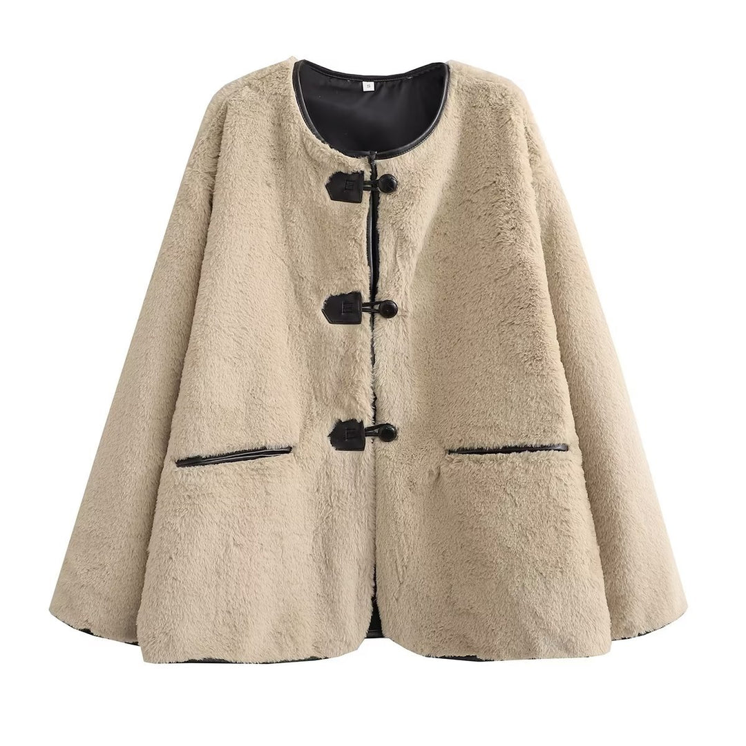 Damen kurzer Teddy-Mantel mit Knebelverschluss, Lederimitat‑Einfassung und aufgesetzten Taschen – Célinea