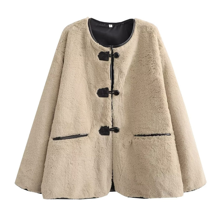 Damen kurzer Teddy-Mantel mit Knebelverschluss, Lederimitat‑Einfassung und aufgesetzten Taschen – Célinea