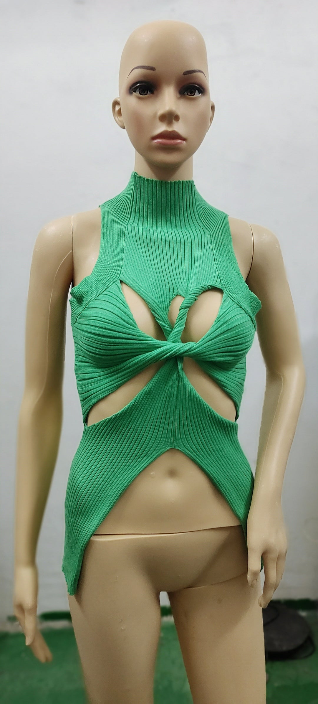Damen figurbetontes Cut-Out Top mit hohem Kragen Echo Archiv