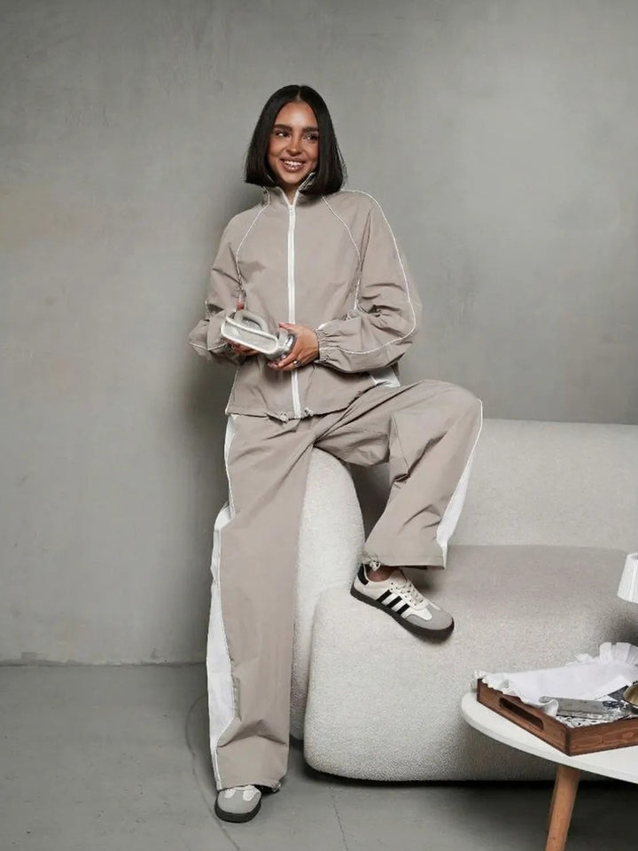 Damen sportlich-elegantes Trackset mit Stehkragen, Reißverschlussjacke und weitem Seitenstreifen-Hose – Avérine
