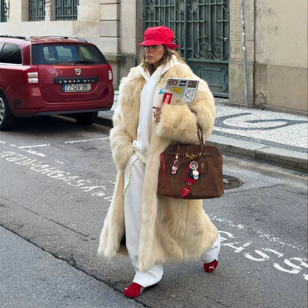 Damen Extravaganter Longcoat aus Hochflor-Kunstpelz mit voluminösem Schalkragen und taillierter Silhouette Echo Archiv