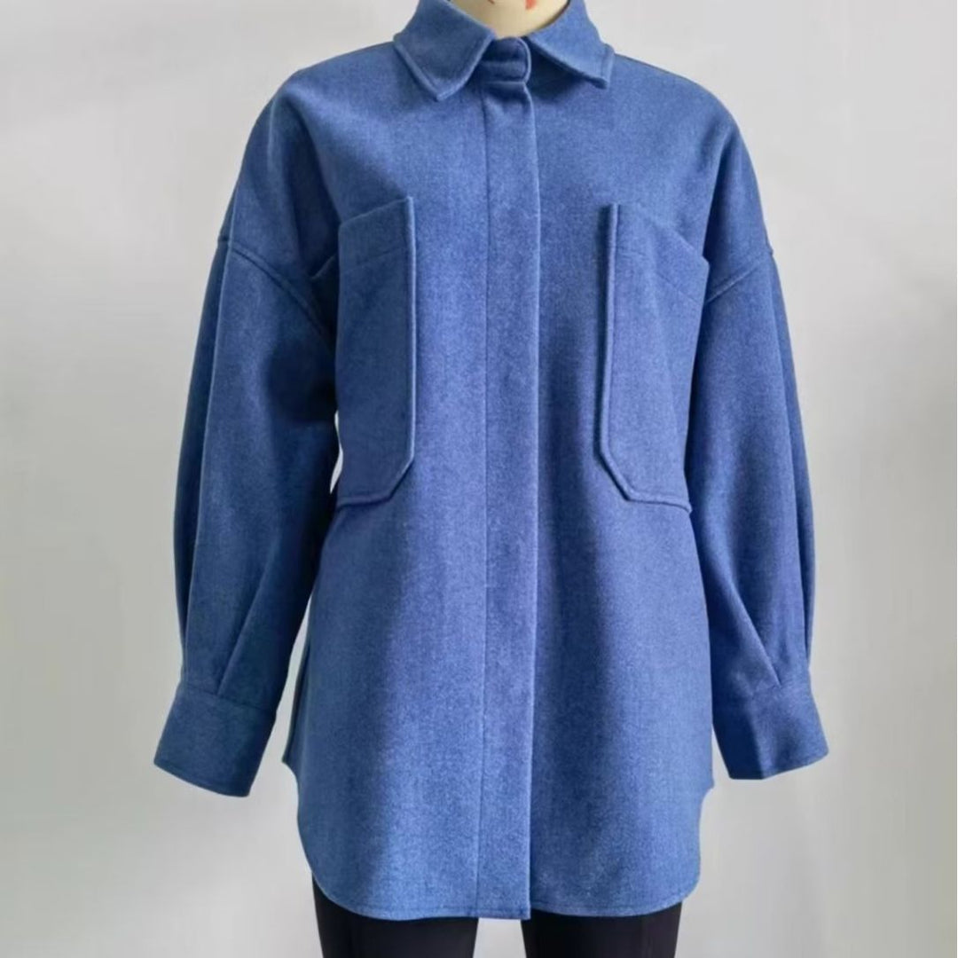 Damen kastige Hemdjacke im Oversize Cut mit großen aufgesetzten Taschen und abgerundetem Saum – Célinea