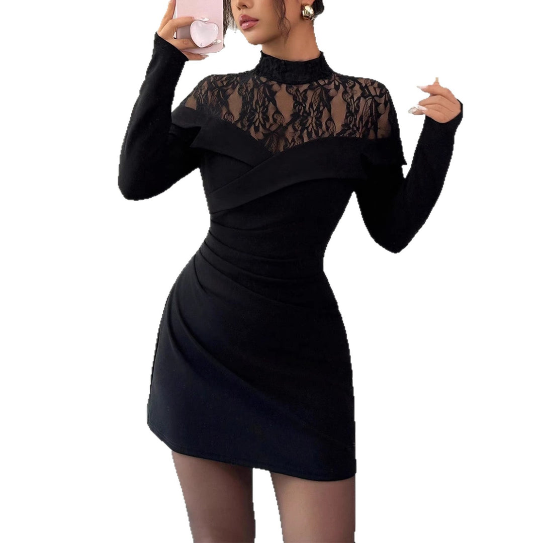 Damen Figurbetontes Minikleid mit Spitzen‑Einsatz, Stehkragen und Drapierung – Avérine