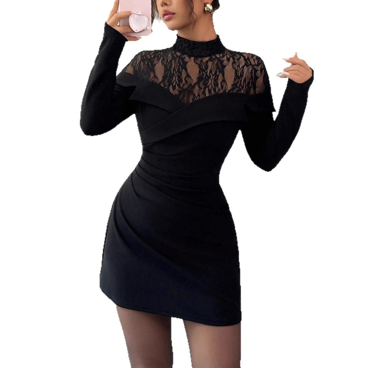 Damen Figurbetontes Minikleid mit Spitzen‑Einsatz, Stehkragen und Drapierung – Avérine