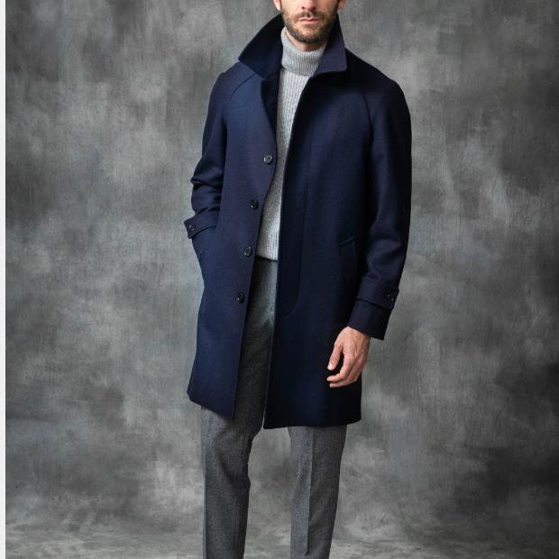 Herren eleganter Trenchcoat mit Taillengürtel und modernen Akzenten Echoarchiv