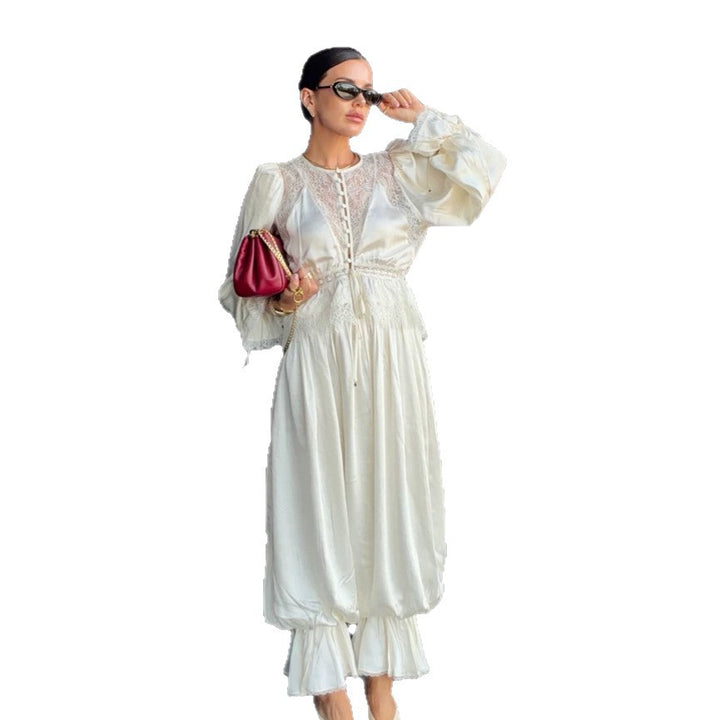 Damen Einteiliger Satin-Overall mit Spitzen‑Yoke, Puffärmeln und voluminöser Haremshose Echoarchiv