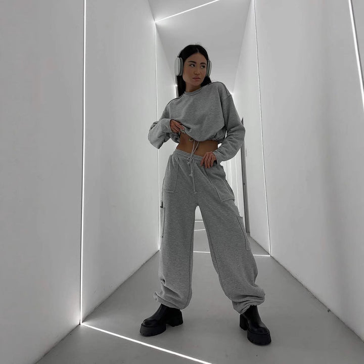 Damen Kurzes Tunnelzug-Sweatshirt mit geripptem Saum und lässiger High‑Waist‑Jogginghose – Avérine