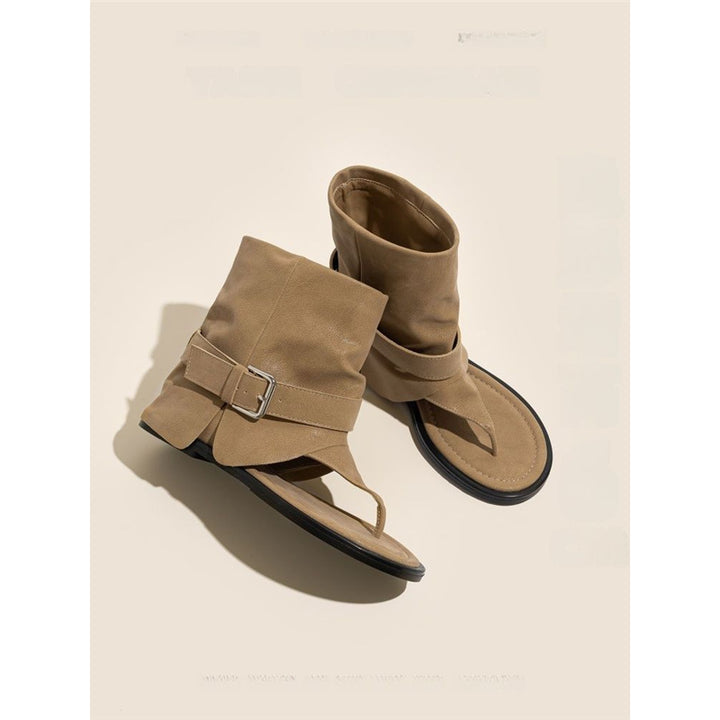 Damen Ankle-Cuff Zehensteg-Sandale mit weitem Schaft und verstellbarem Schnallenriemen – Sorelia