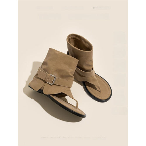 Damen Ankle-Cuff Zehensteg-Sandale mit weitem Schaft und verstellbarem Schnallenriemen – Sorelia