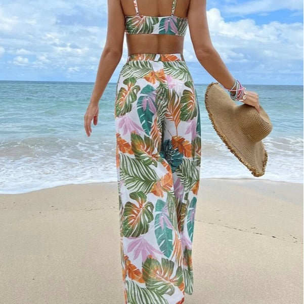 Damen Badeoutfit mit floralem Oberteil und transparenten Palazzohosen Echo Archiv