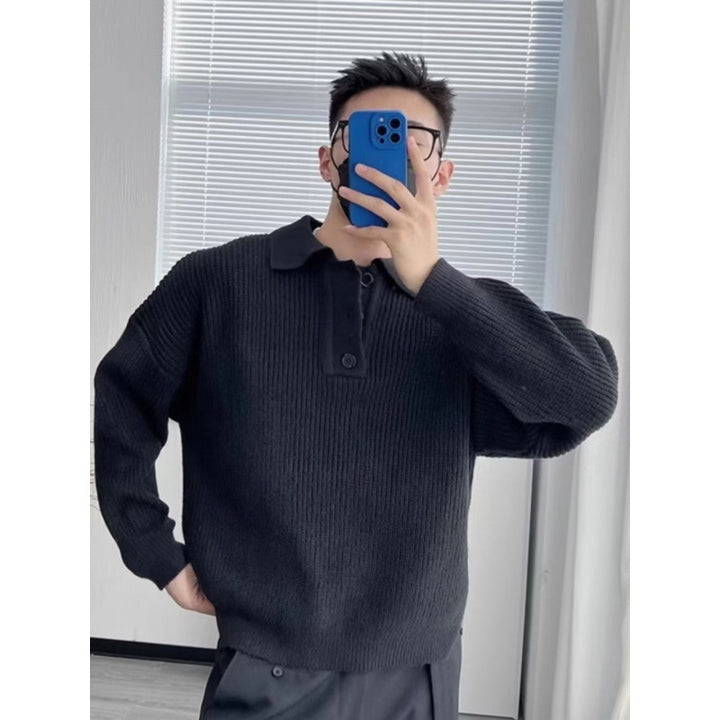 Herren Feinstrick-Polo-Pullover mit Halbschlupf‑Knopfleiste, Rippstruktur und Seitenschlitzen Echoarchiv